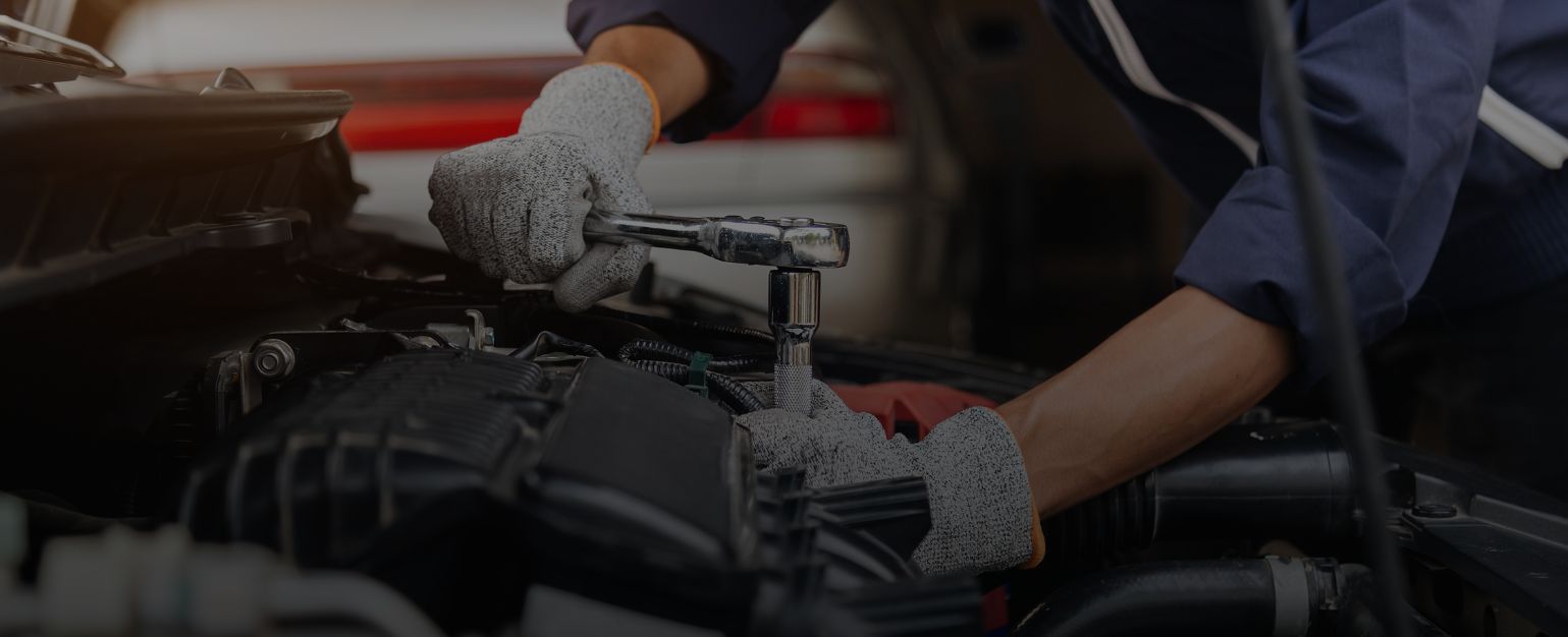 Teammitglied bei der Arbeit in der Autowerkstatt
